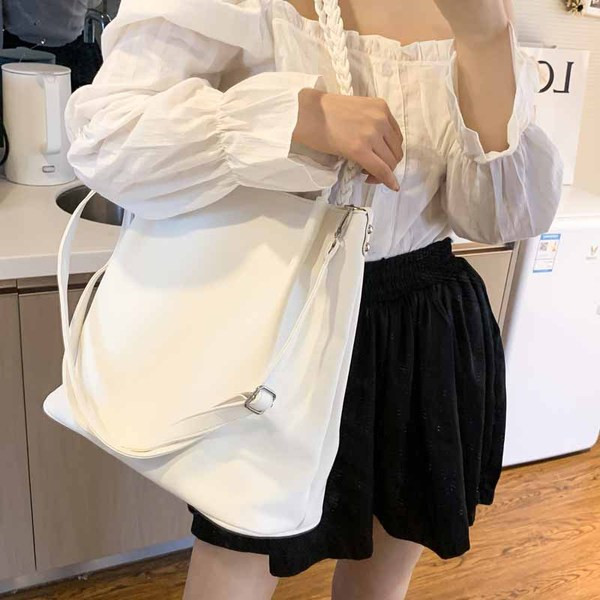 Hétköznapi női válltáska széles modell