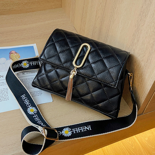 Stílusos női mini táska csattal