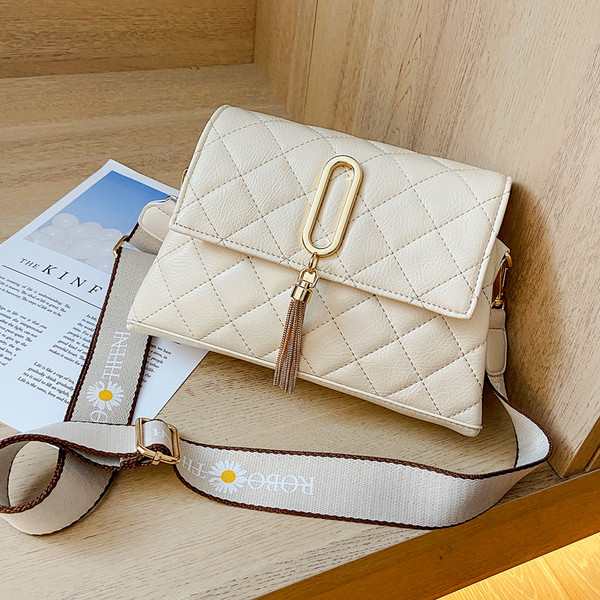 Stílusos női mini táska csattal