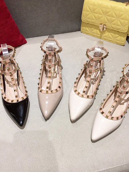 Pantofi de dama actuali model ascutit cu nituri
