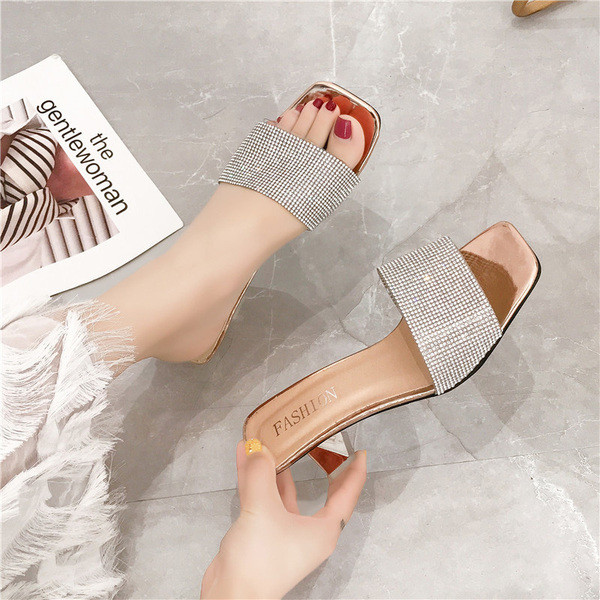 Új modell női papucsok alacsony sarkú és kövekkel