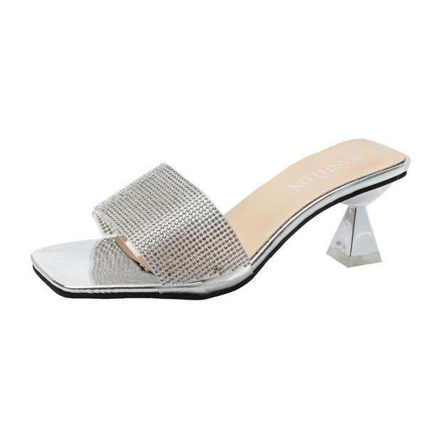 Új modell női papucsok alacsony sarkú és kövekkel