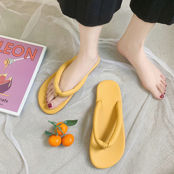 Női papucs a lábujjak között, lapos talppal