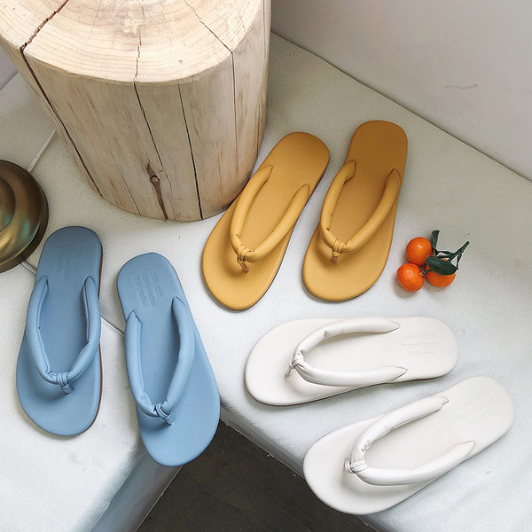 Női papucs a lábujjak között, lapos talppal