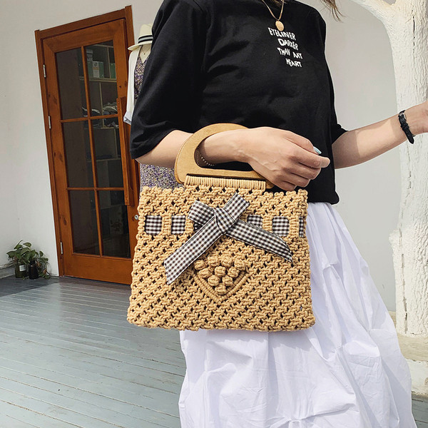 Női korszerű kötött táska fa fogantyúval