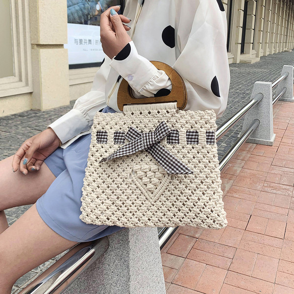 Női korszerű kötött táska fa fogantyúval