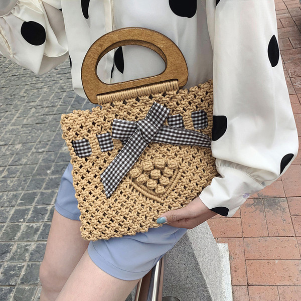 Női korszerű kötött táska fa fogantyúval