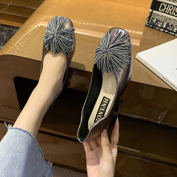 Női alkalmi cipő bojttal