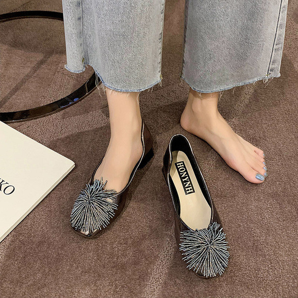 Női alkalmi cipő bojttal