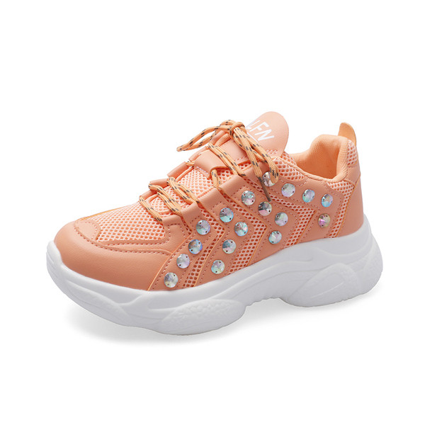 Hétköznapi női lélegző tornacipő kövekkel