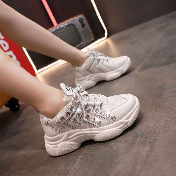 Hétköznapi női lélegző tornacipő kövekkel