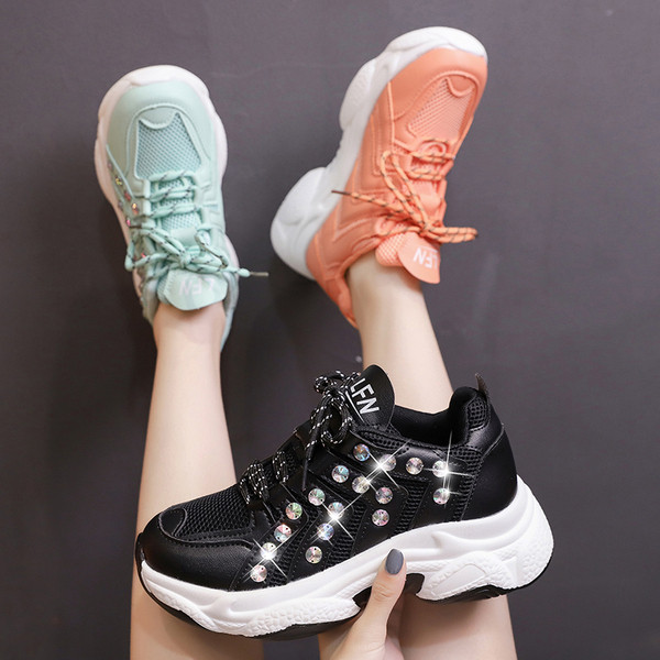 Hétköznapi női lélegző tornacipő kövekkel