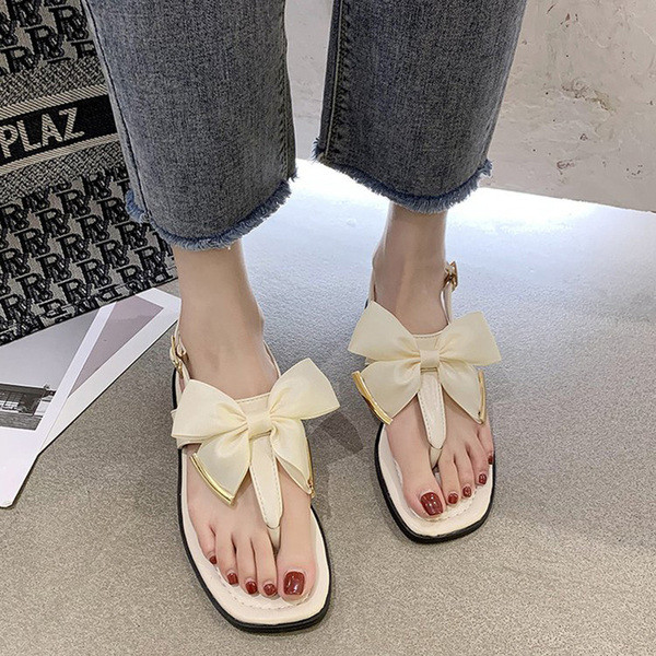 Stílusos női szandál lapos talppal és szalaggal