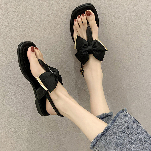 Stílusos női szandál lapos talppal és szalaggal