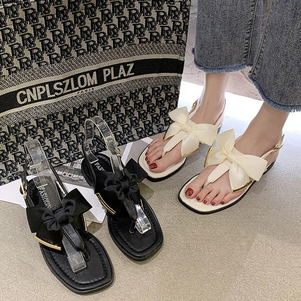 Stílusos női szandál lapos talppal és szalaggal