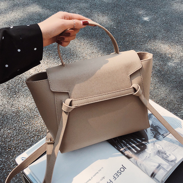 Női aktuális szögletes táska sima modell