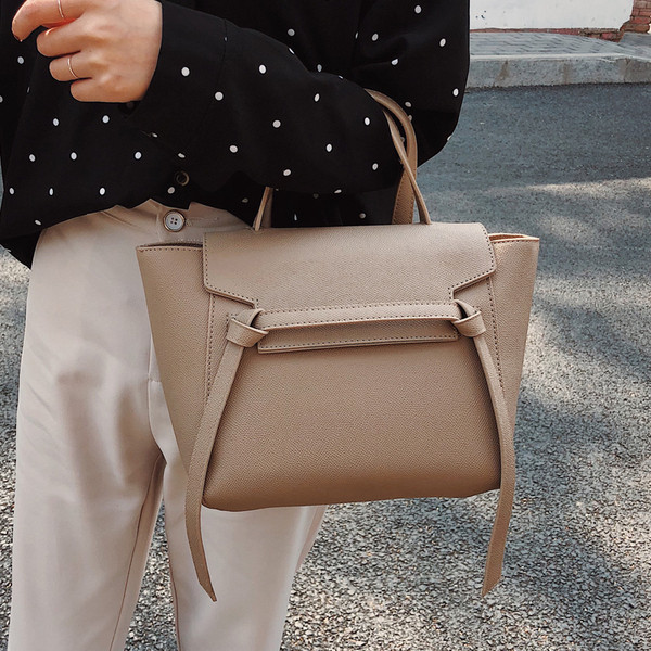 Női aktuális szögletes táska sima modell