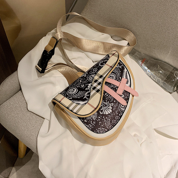 Stílusos női táska eko bőrből a vállán