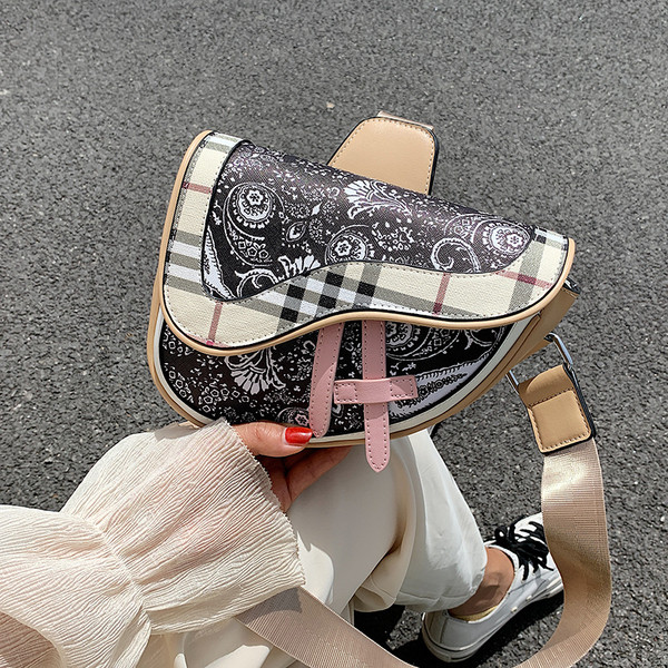 Stílusos női táska eko bőrből a vállán