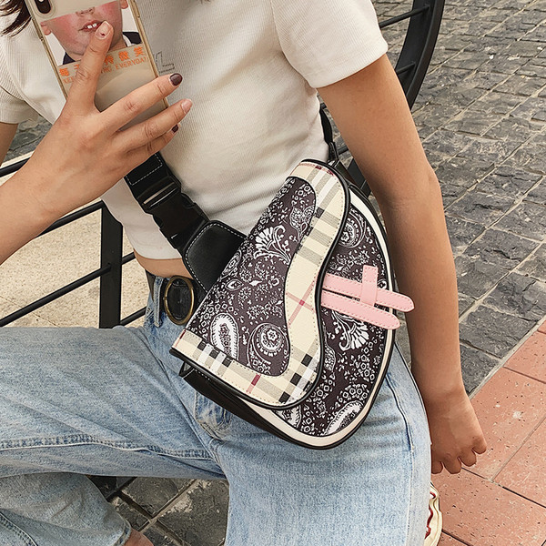 Stílusos női táska eko bőrből a vállán