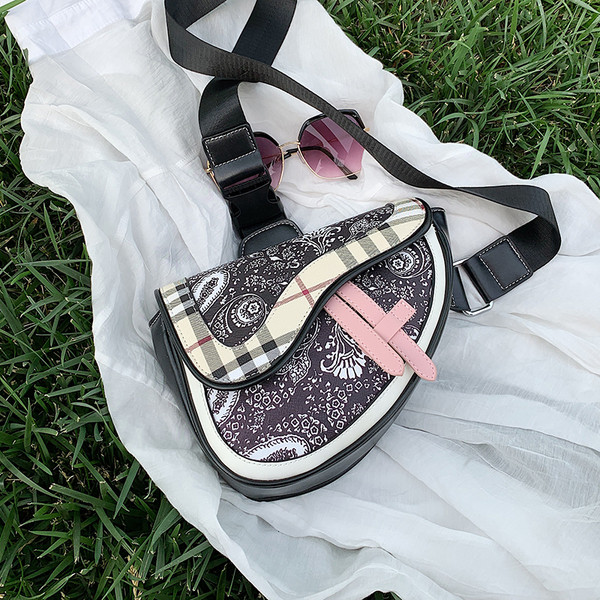 Stílusos női táska eko bőrből a vállán