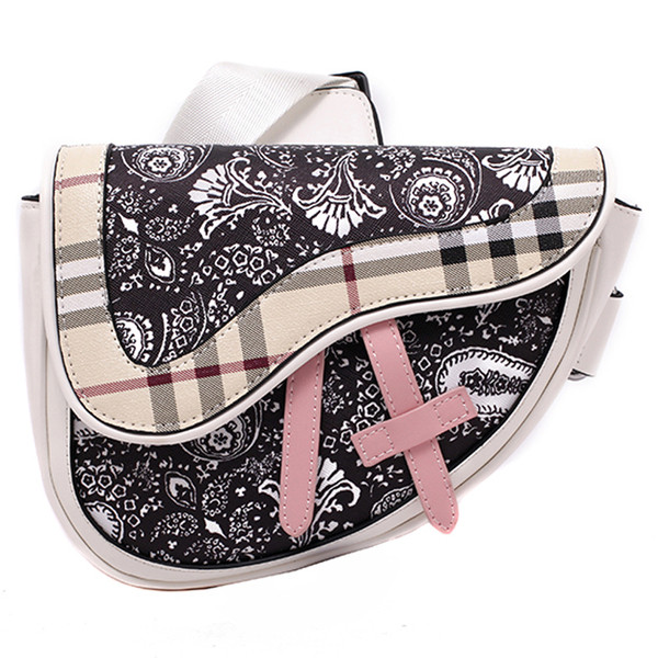 Stílusos női táska eko bőrből a vállán