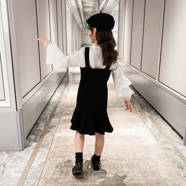 Fekete retro gyerekruha gombokkal és szalaggal