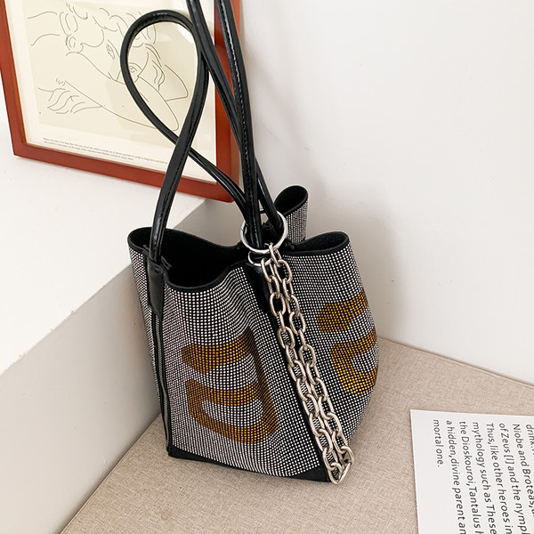 Modern női táska fém elem széles modellel