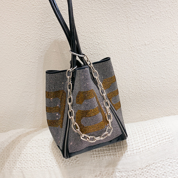 Modern női táska fém elem széles modellel