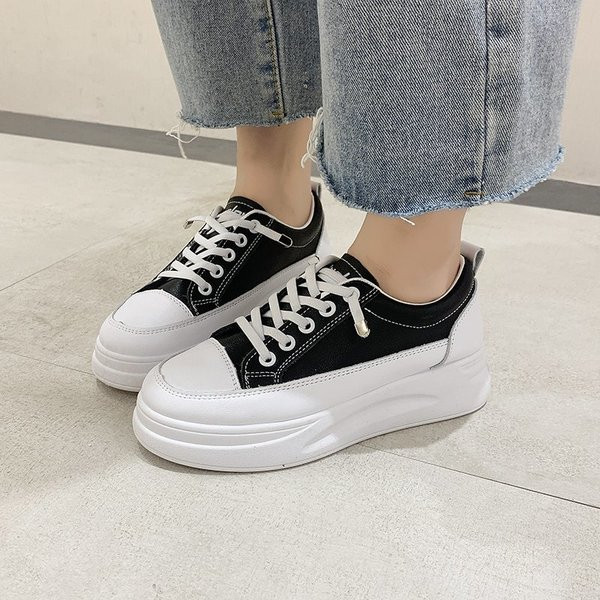 Alkalmi női tornacipő magas talppal és fűzővel