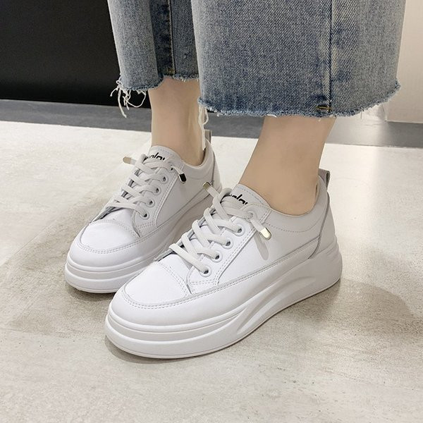 Alkalmi női tornacipő magas talppal és fűzővel