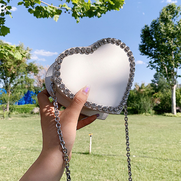 Aktuális női szív alakú táska díszkövekkel