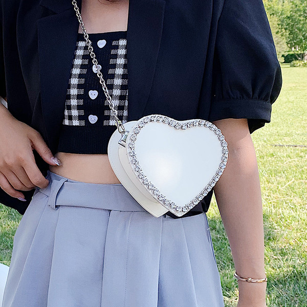 Aktuális női szív alakú táska díszkövekkel