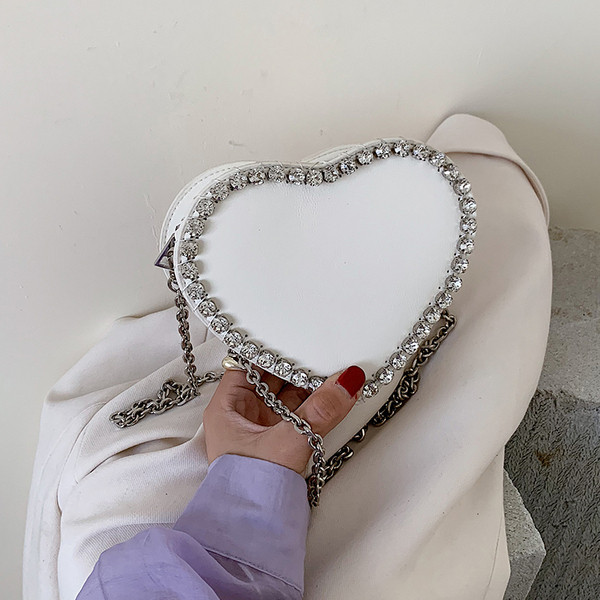 Aktuális női szív alakú táska díszkövekkel