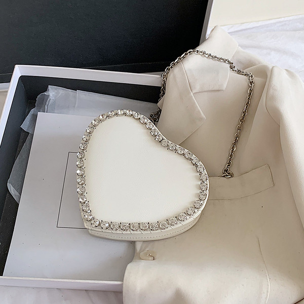 Aktuális női szív alakú táska díszkövekkel