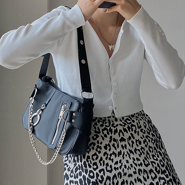 Női válltáska fém elemekkel és cipzárral