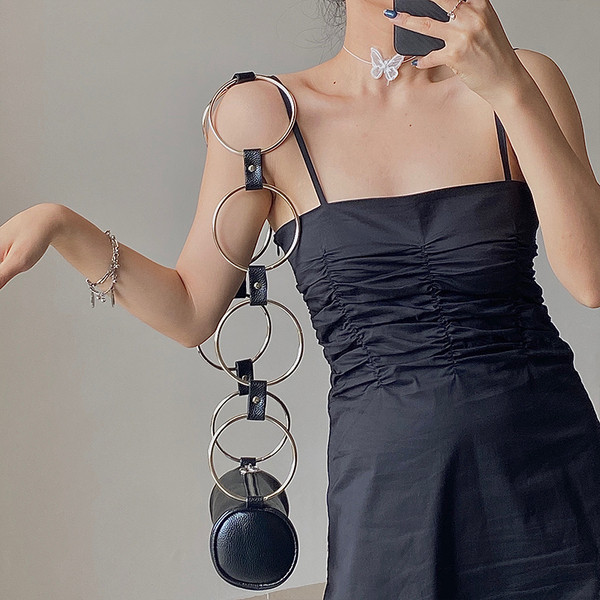 Stílusos női kis táska cipzárral és fém elemekkel