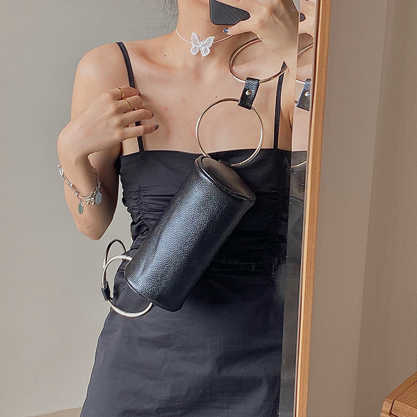 Stílusos női kis táska cipzárral és fém elemekkel