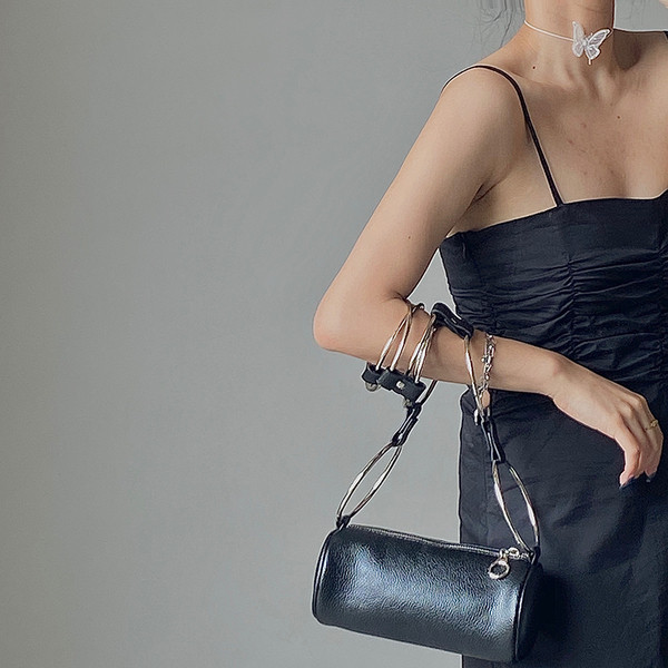 Stílusos női kis táska cipzárral és fém elemekkel