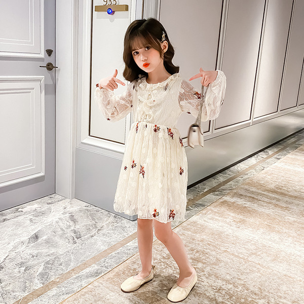 Gyermek csipkeruha hímzéssel