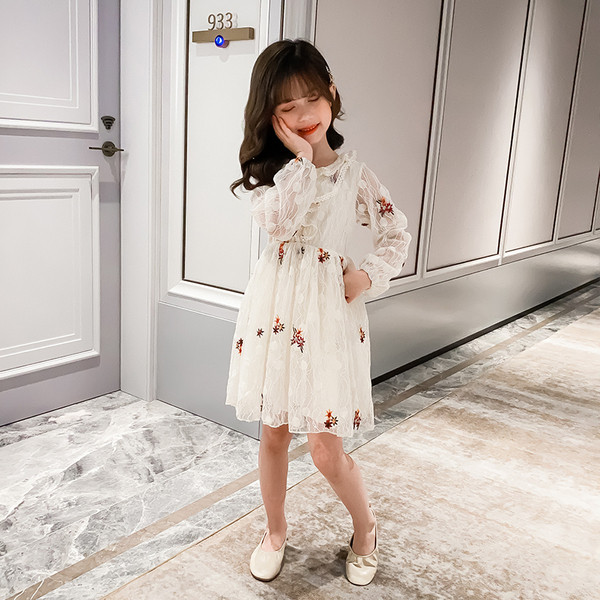 Gyermek csipkeruha hímzéssel