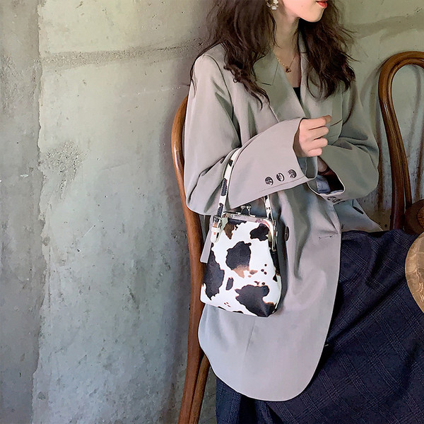 Sieviešu moderna soma ar dzīvnieku apdruku pār plecu