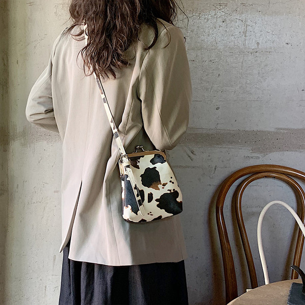 Sieviešu moderna soma ar dzīvnieku apdruku pār plecu