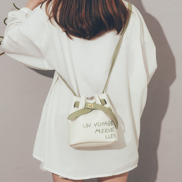 Női korszerű válltáska felirattal