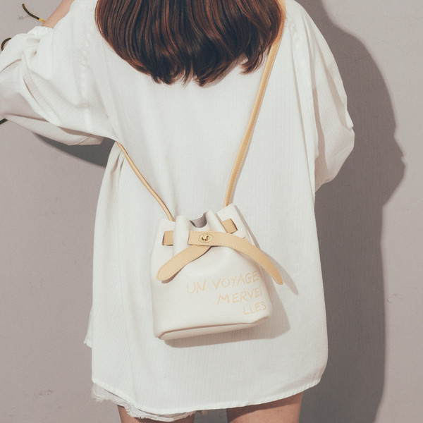 Női korszerű válltáska felirattal