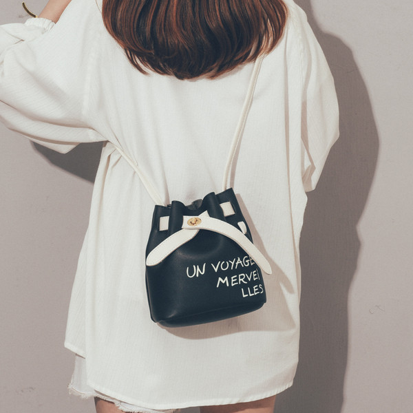 Női korszerű válltáska felirattal