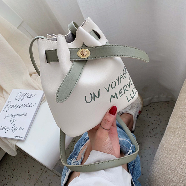 Női korszerű válltáska felirattal