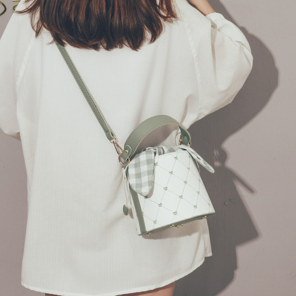 Női mindennapi válltáska rövid fogantyúval