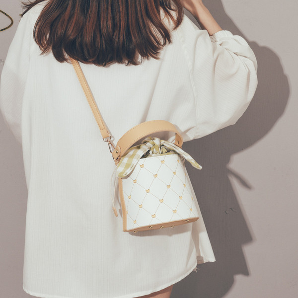 Női mindennapi válltáska rövid fogantyúval