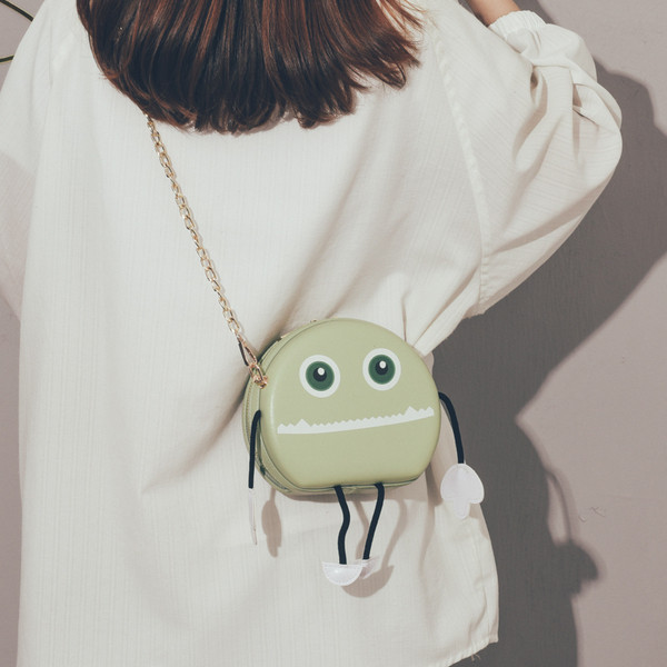 Fém fogantyúval és 3D elemekkel ellátott női válltáska